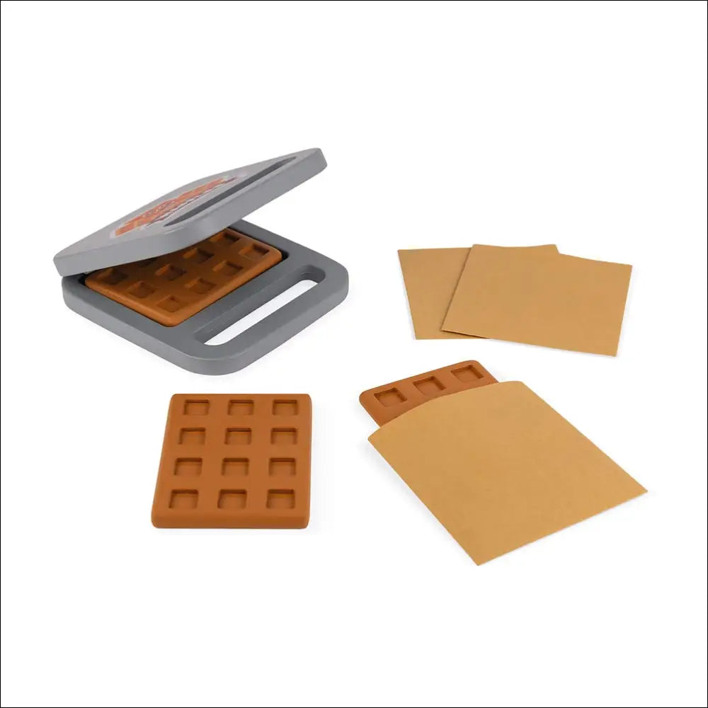 Waffle maker con moldes de silicona y papel pergamino del Carrito Janod cocinitas de madera