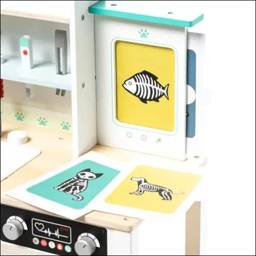 Juego interactivo de cocina de madera Konner, decorado con animales en centro veterinario
