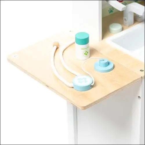 Centro Veterinario de Madera Konner con cutouts para utensilios de baño