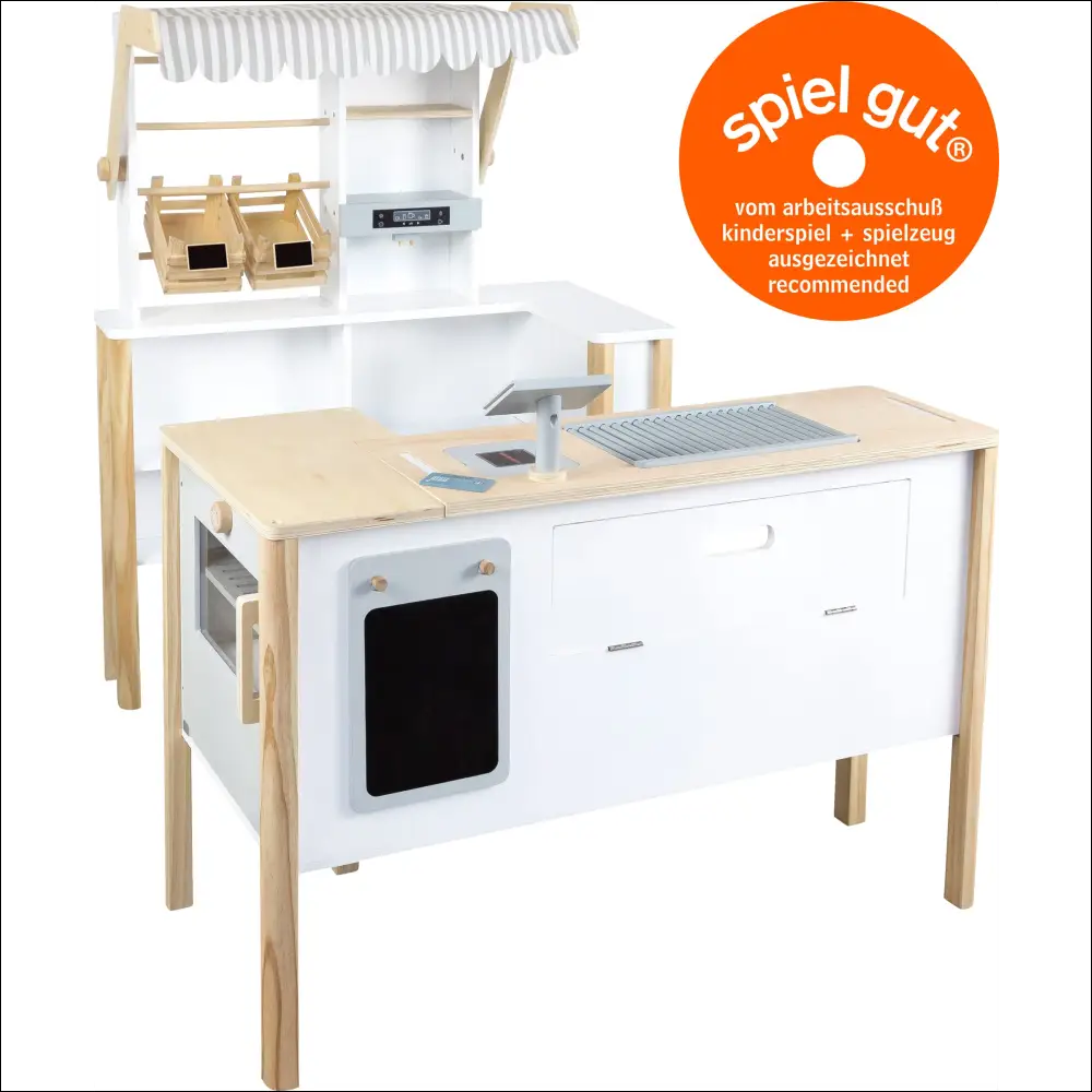 Cocina de madera con detalles blancos y etiqueta spiel gut en la Tienda-Cocina Small Foot