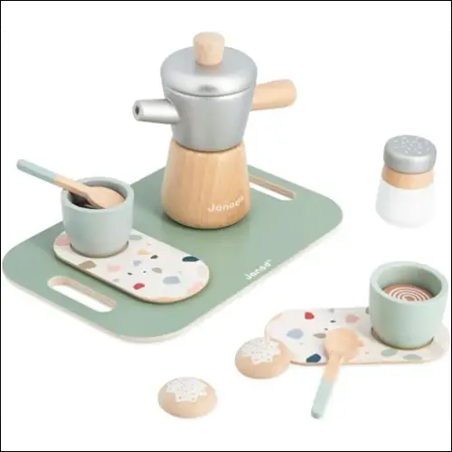 Cafetera italiana de juguete con accesorios en bandeja verde menta