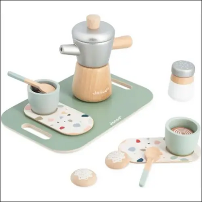 Cafetera italiana de juguete con accesorios en bandeja verde menta