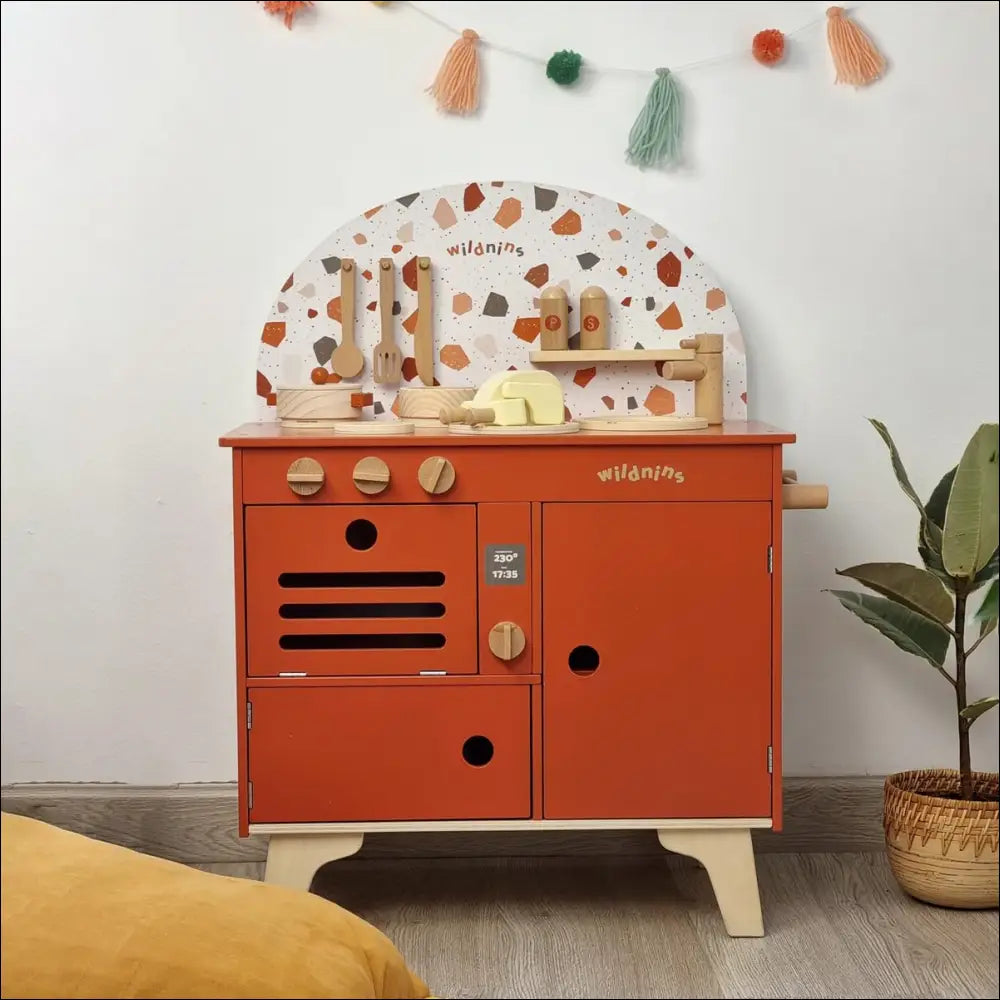 Cocinita Food Heaven: Cocina de madera naranja con perillas y retro decoración