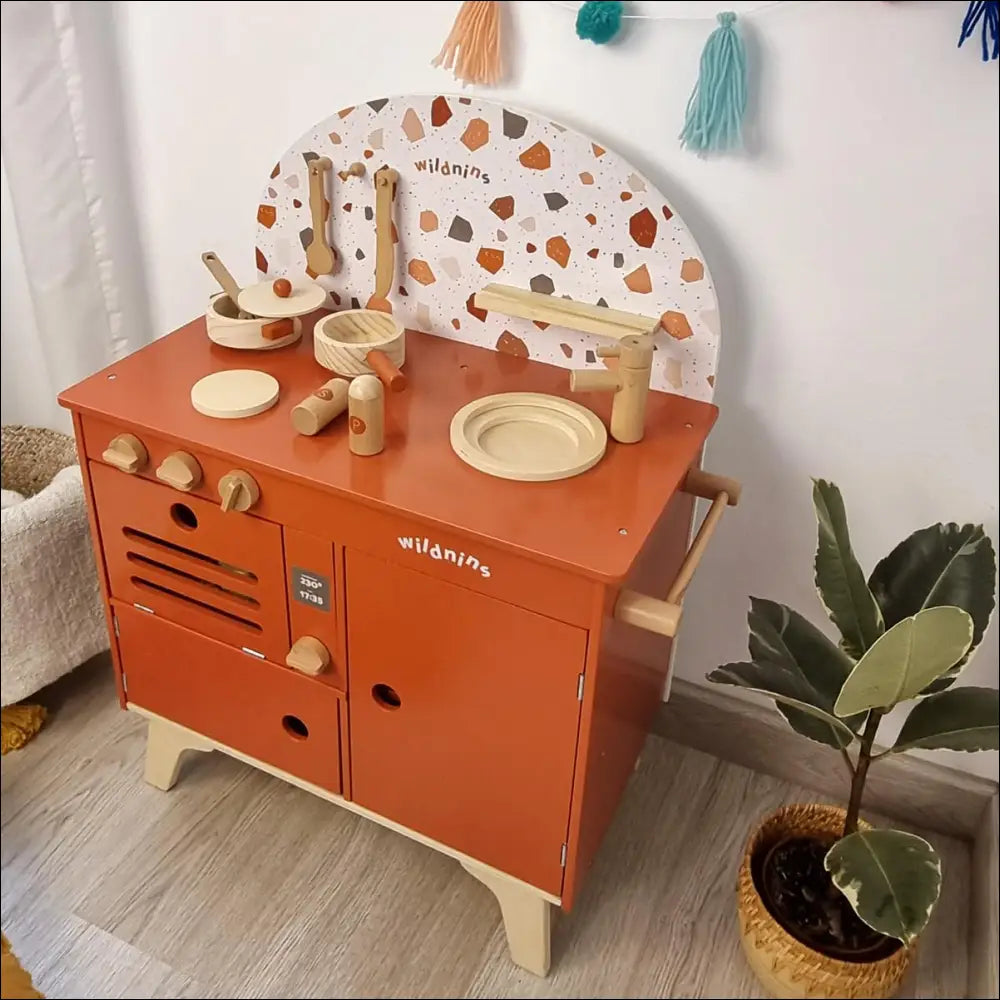 Cocinita Food Heaven: Cocina de madera naranja con accesorios y fondo decorativo