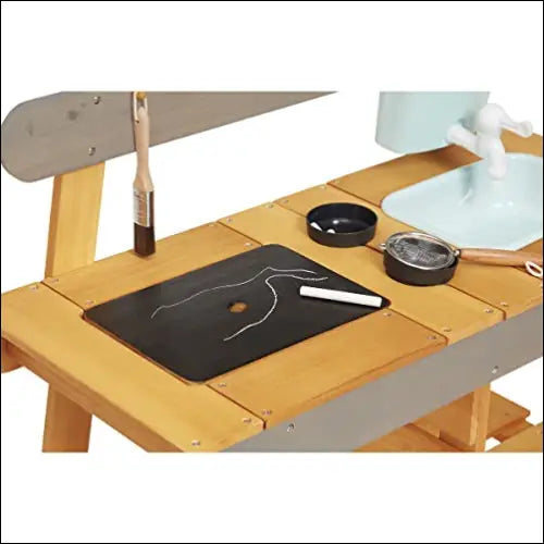 Mesa de arte de madera con superficie negra y almacenamiento para Cocinita Infantil Muddy