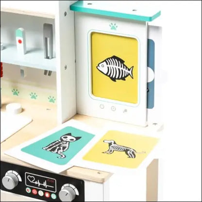 Juego interactivo de cocina de madera Konner, decorado con animales en centro veterinario