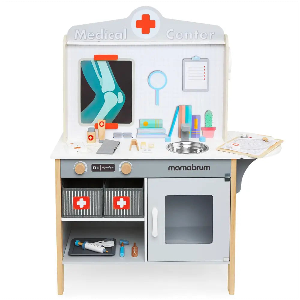 Centro médico infantil de Mamabrum con juguetes de madera y equipos médicos