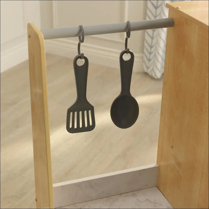 Soporte de madera con utensilios colgantes para la Cocinita Modern-Day de KidKraft