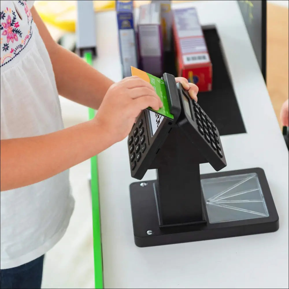 Terminal de pago con tarjeta en el Supermercado Austin Play, ideal para cocinitas de madera