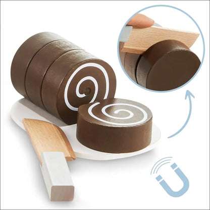 Bizcocho de chocolate enrollado con crema, en el juego de pastelería Mamabrum en madera