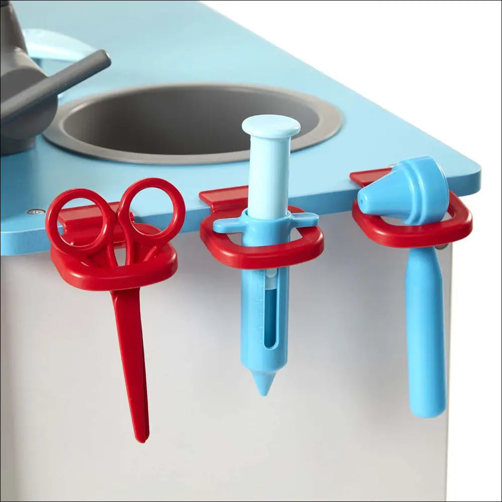 Kit médico de juguete de Melissa & Doug con instrumentos en el consultorio médico
