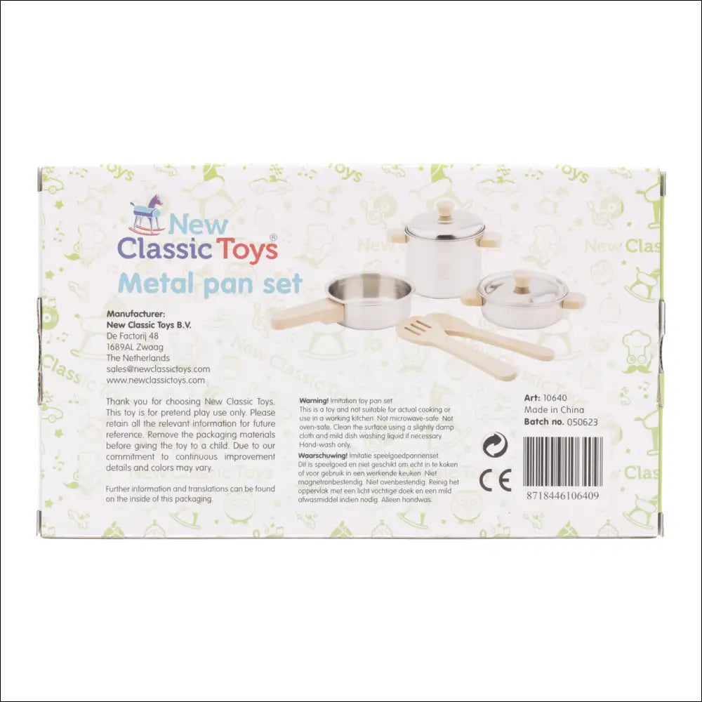 Juego de cacerolas de madera y metal para niños de New Classic Toys en su empaque
