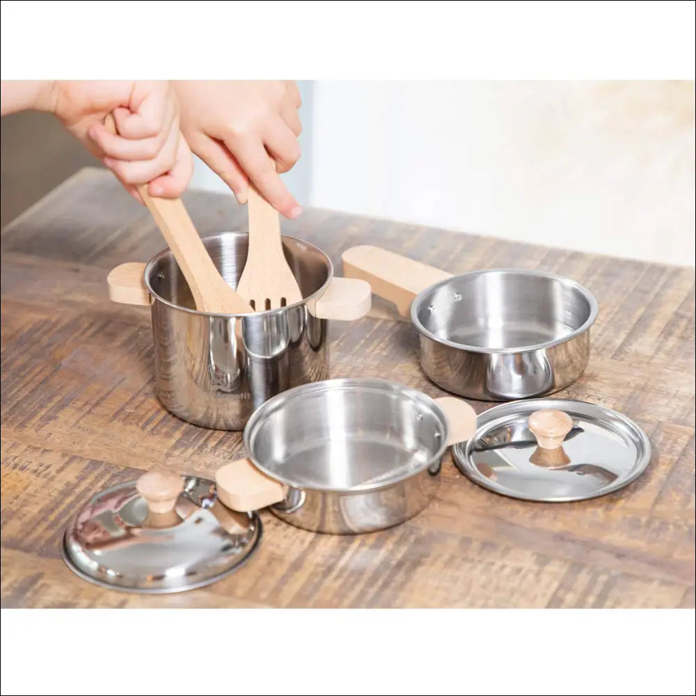 Juego de Cacerolas de Madera y Metal para Pequeños Chefs de New Classic Toys con utensilios