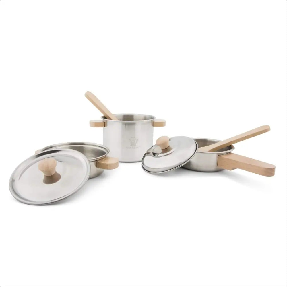 Set de cacerolas de madera y metal para pequeños chefs de New Classic Toys