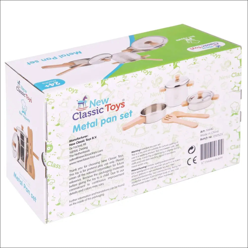 Caja con juego cacerolas de madera y metal de New Classic Toys para habilidades culinarias temprana edad