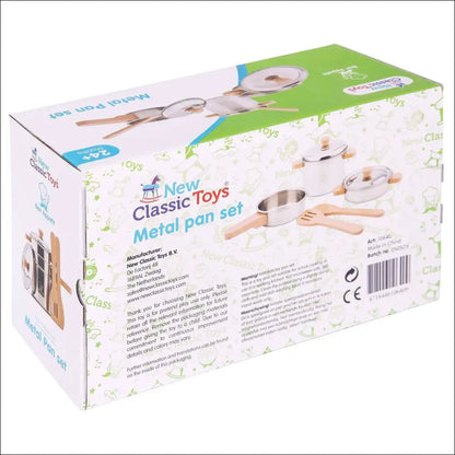 Caja con juego cacerolas de madera y metal de New Classic Toys para habilidades culinarias temprana edad