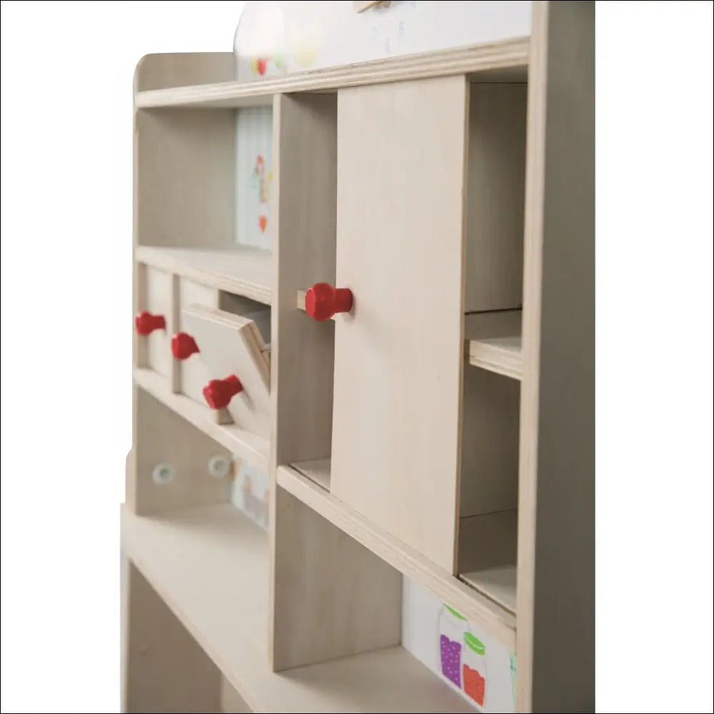 Estante blanco de madera con perillas rojas, ideal para el Mini-Shop y cocinitas de madera