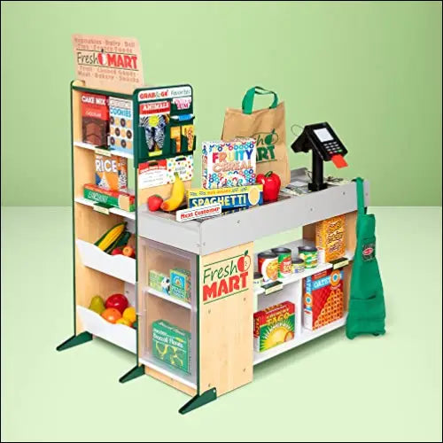 Checkout en supermercado de madera con alimentos en miniatura y caja registradora