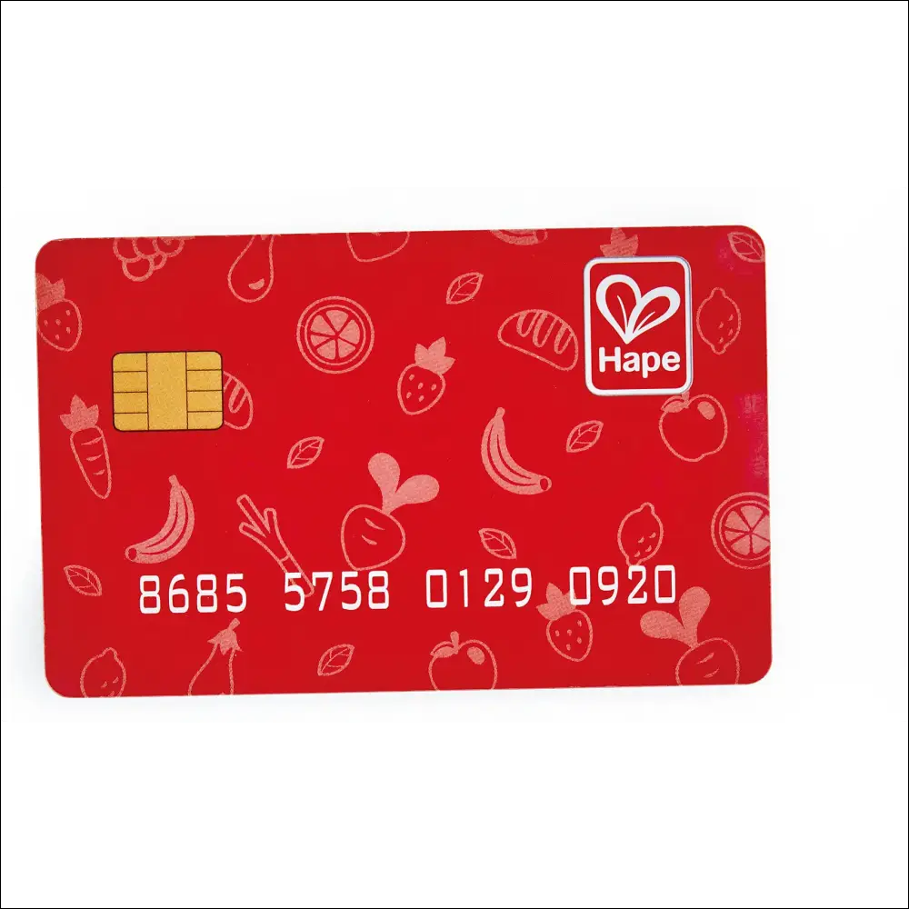 Tarjeta de crédito roja con patrón de comida y logo Hape en Tienda Pop-Up